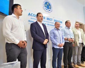 Отримали сертифікати на обладнання шкільних кабінетів сучасною технікою